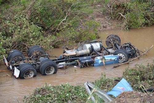 2 xe container tông nhau kinh hoàng, văng xuống vực sâu - 2