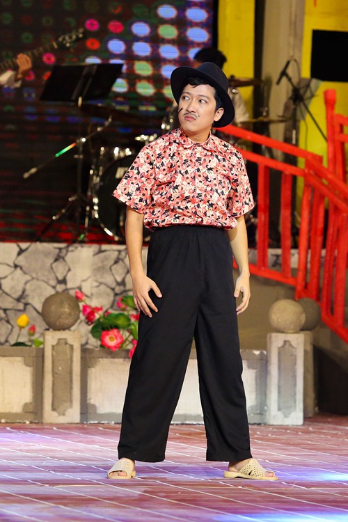 Nhã Phương công khai hôn Trường Giang trên sân khấu - 7