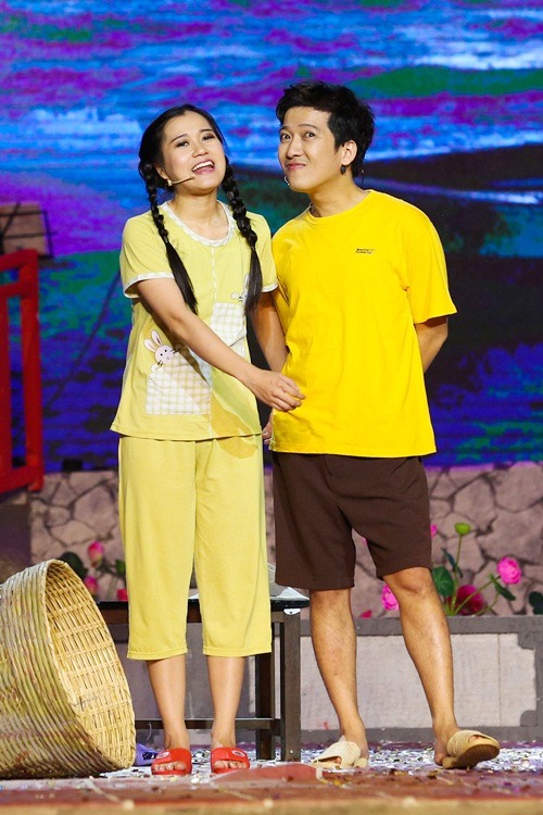 Nhã Phương công khai hôn Trường Giang trên sân khấu - 9