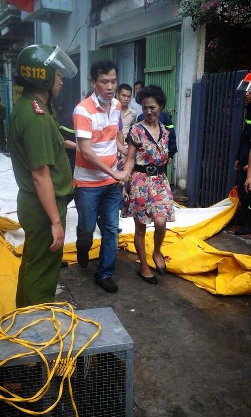 HN: Giải cứu một phụ nữ biểu hiện tâm thần đòi tự thiêu - 5