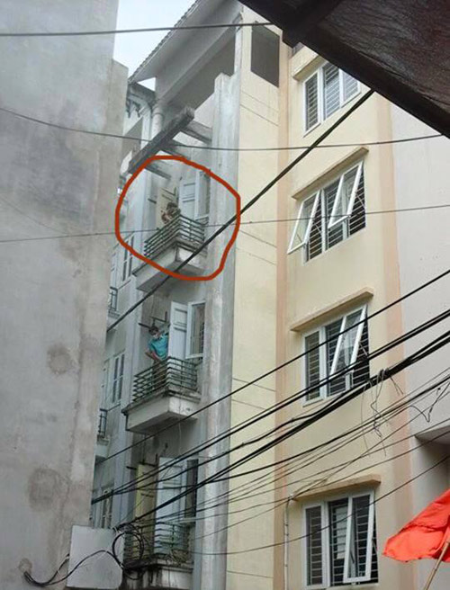 HN: Giải cứu một phụ nữ biểu hiện tâm thần đòi tự thiêu - 1