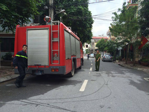 HN: Giải cứu một phụ nữ biểu hiện tâm thần đòi tự thiêu - 2