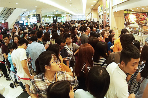 Chen chân nghẹt thở mua sắm cuối tuần - 3