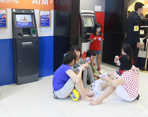 Chen chân nghẹt thở mua sắm cuối tuần - 9