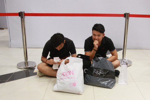 Chen chân nghẹt thở mua sắm cuối tuần - 14