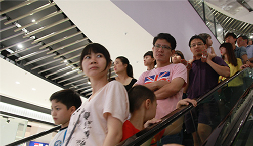 Chen chân nghẹt thở mua sắm cuối tuần - 6