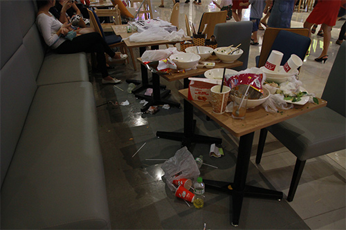 Chen chân nghẹt thở mua sắm cuối tuần - 15