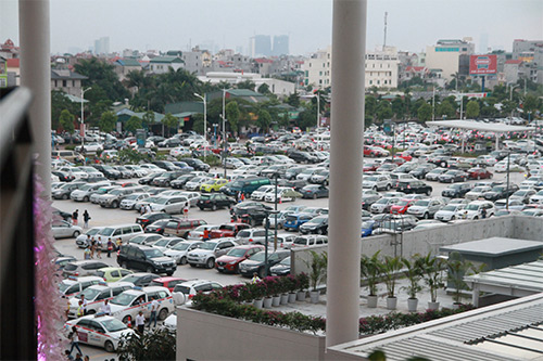 Chen chân nghẹt thở mua sắm cuối tuần - 5