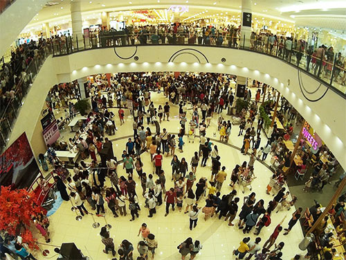Chen chân nghẹt thở mua sắm cuối tuần - 1