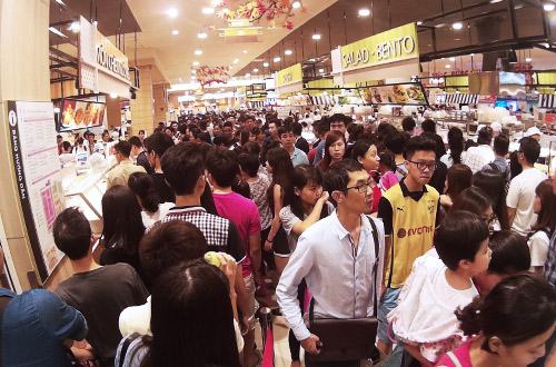 Chen chân nghẹt thở mua sắm cuối tuần - 4