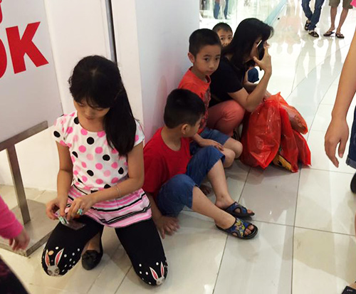 Chen chân nghẹt thở mua sắm cuối tuần - 10