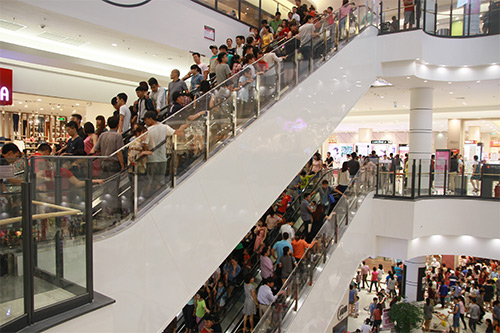 Chen chân nghẹt thở mua sắm cuối tuần - 2