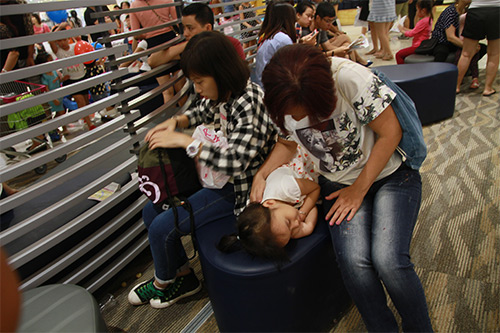 Chen chân nghẹt thở mua sắm cuối tuần - 11