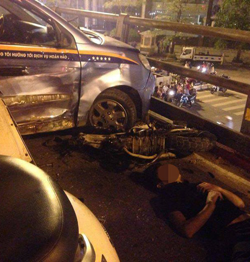Hà Nội: Taxi đâm liên hoàn hàng loạt xe máy, nhiều người bị thương - 2