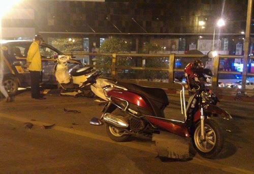 Hà Nội: Taxi đâm liên hoàn hàng loạt xe máy, nhiều người bị thương - 4