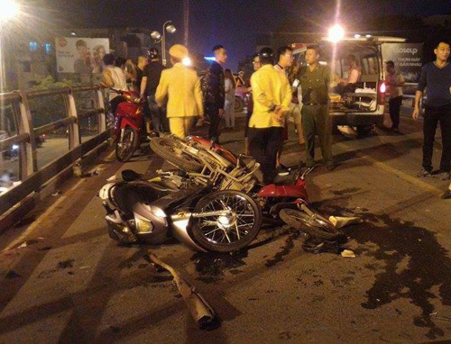 Hà Nội: Taxi đâm liên hoàn hàng loạt xe máy, nhiều người bị thương - 5