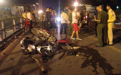 Hà Nội: Taxi đâm liên hoàn hàng loạt xe máy, nhiều người bị thương - 6