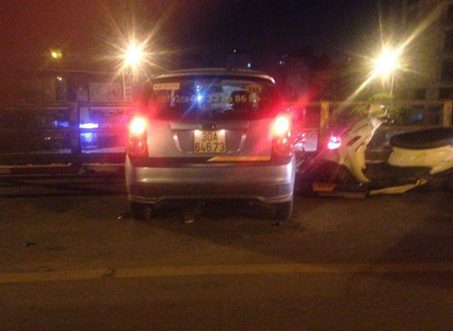 Hà Nội: Taxi đâm liên hoàn hàng loạt xe máy, nhiều người bị thương - 7