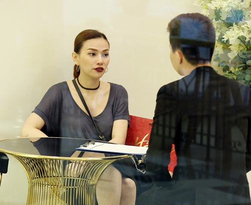 Thu Thủy khoe eo thon đi mua đồ chơi cho con trai - 9