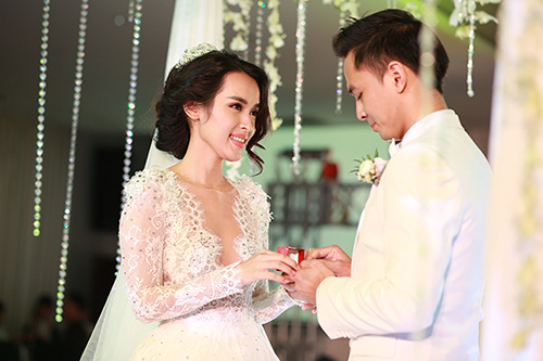 Cận cảnh váy cưới đẹp quot;đến nín thởquot; của Tú Vi - 14
