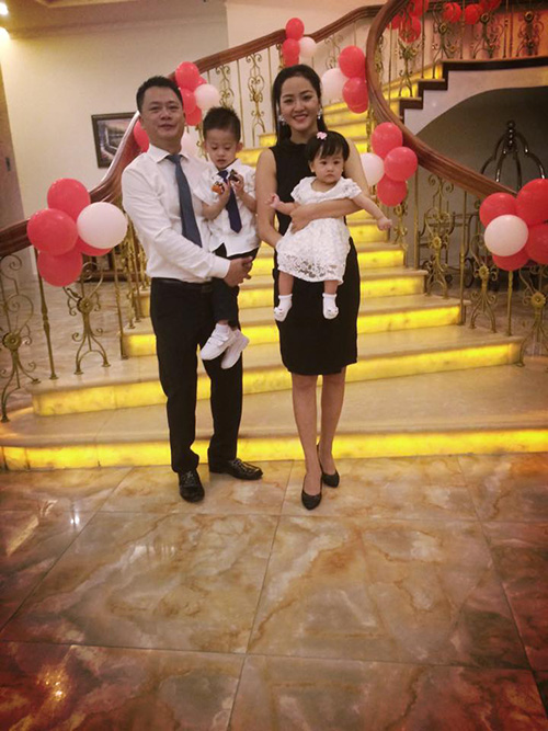 Chồng Phan Thị Lý yêu chiều hai con hết mực - 1