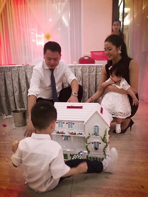 Chồng Phan Thị Lý yêu chiều hai con hết mực - 2