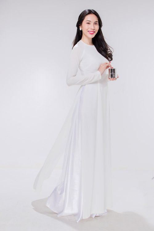 Thuỷ Tiên diện áo dài kín đáo sau MV mới - 3