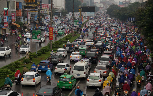 Mưa sáng sớm gây tắc nghẽn nhiều phố ở Hà Nội - 1