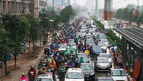 Mưa sáng sớm gây tắc nghẽn nhiều phố ở Hà Nội - 6