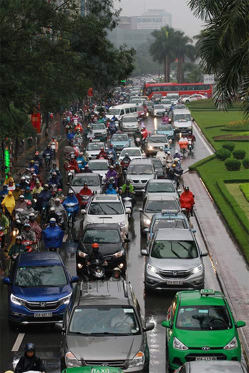 Mưa sáng sớm gây tắc nghẽn nhiều phố ở Hà Nội - 3