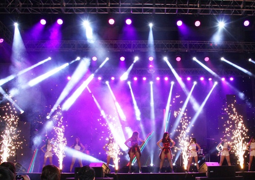 Lệ Quyên tay trong tay Quang Lê trên sân khấu - 19