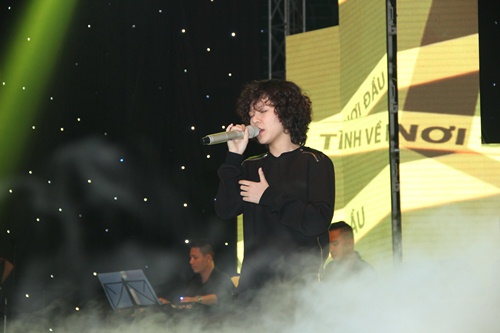 Lệ Quyên tay trong tay Quang Lê trên sân khấu - 5