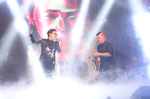 Lệ Quyên tay trong tay Quang Lê trên sân khấu - 9