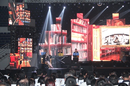 Lệ Quyên tay trong tay Quang Lê trên sân khấu - 11