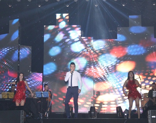 Lệ Quyên tay trong tay Quang Lê trên sân khấu - 13