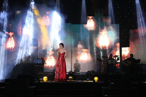 Lệ Quyên tay trong tay Quang Lê trên sân khấu - 15