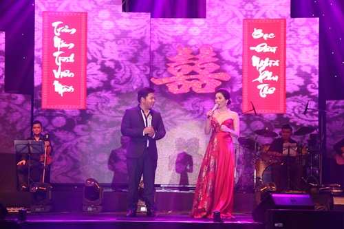 Lệ Quyên tay trong tay Quang Lê trên sân khấu - 1