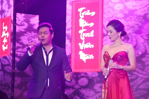 Lệ Quyên tay trong tay Quang Lê trên sân khấu - 3