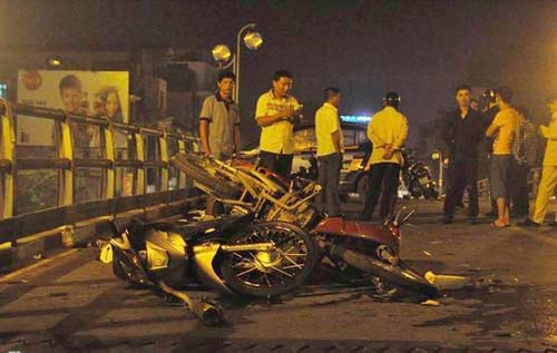 Taxi gây tai nạn kinh hoàng trên cầu vượt: 1 người đã tử vong - 1