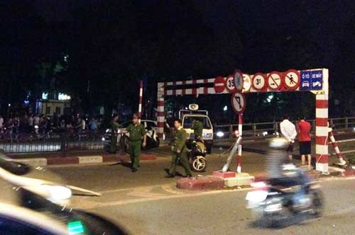 Taxi gây tai nạn kinh hoàng trên cầu vượt: 1 người đã tử vong - 2