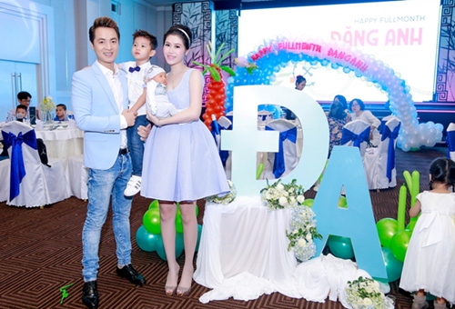 Vợ chồng Đăng Khôi rạng ngời trong tiệc đầy tháng con trai - 1