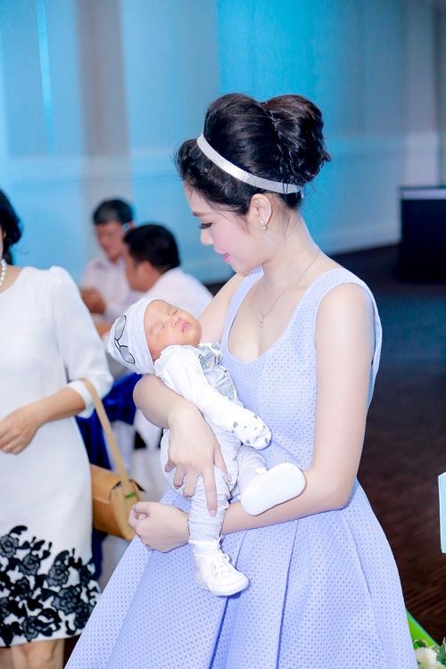 Vợ chồng Đăng Khôi rạng ngời trong tiệc đầy tháng con trai - 2