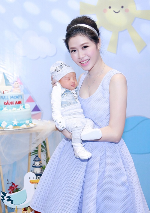 Vợ chồng Đăng Khôi rạng ngời trong tiệc đầy tháng con trai - 3