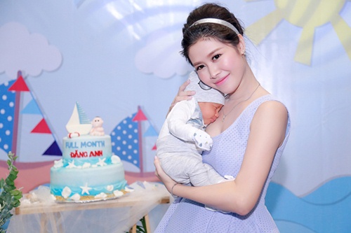 Vợ chồng Đăng Khôi rạng ngời trong tiệc đầy tháng con trai - 4