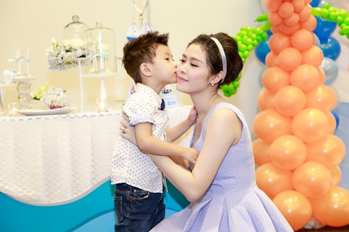 Vợ chồng Đăng Khôi rạng ngời trong tiệc đầy tháng con trai - 5