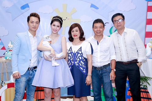 Vợ chồng Đăng Khôi rạng ngời trong tiệc đầy tháng con trai - 7