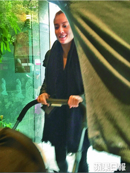 Tỷ phú sang Anh an ủi bồ nhí sau vụ có thêm bồ mới - 1