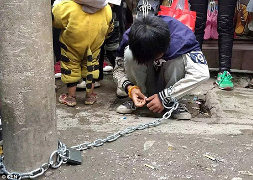 TQ: Bé trai 13 tuổi bị mẹ xích vào cột điện... vì mải đi chơi - 1
