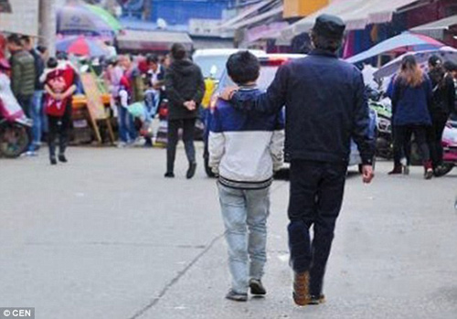 TQ: Bé trai 13 tuổi bị mẹ xích vào cột điện... vì mải đi chơi - 3