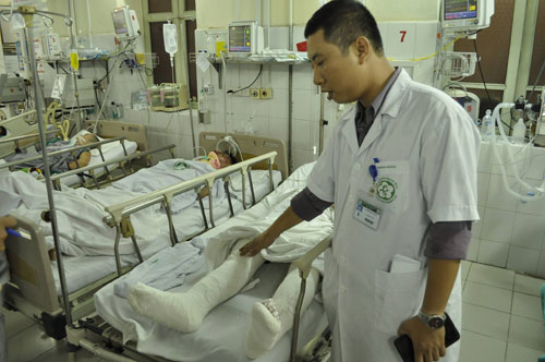 Lái xe taxi gây tai nạn liên hoàn vẫn đang hôn mê - 2